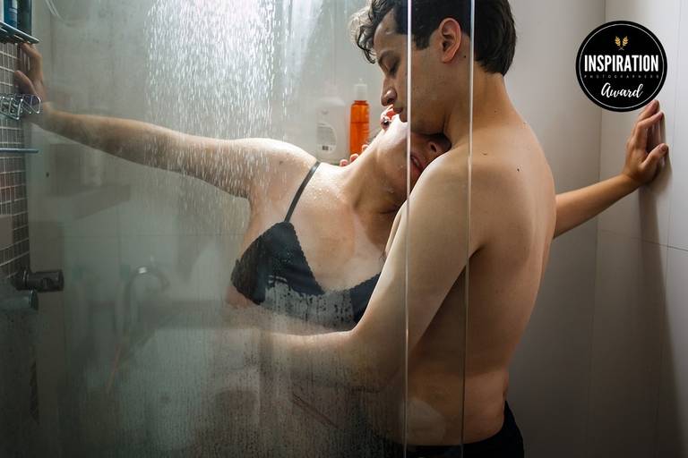 Adriana Costa foi premiada pela Inspiration Family Awards pela foto de um casal em trabalho de parto domiciliar