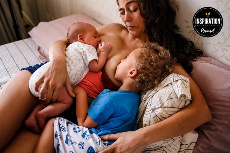 Adriana Costa foi premiada pela Inspiration Family Awards pela fotos de uma mãe realizando uma  amamentação em tandem