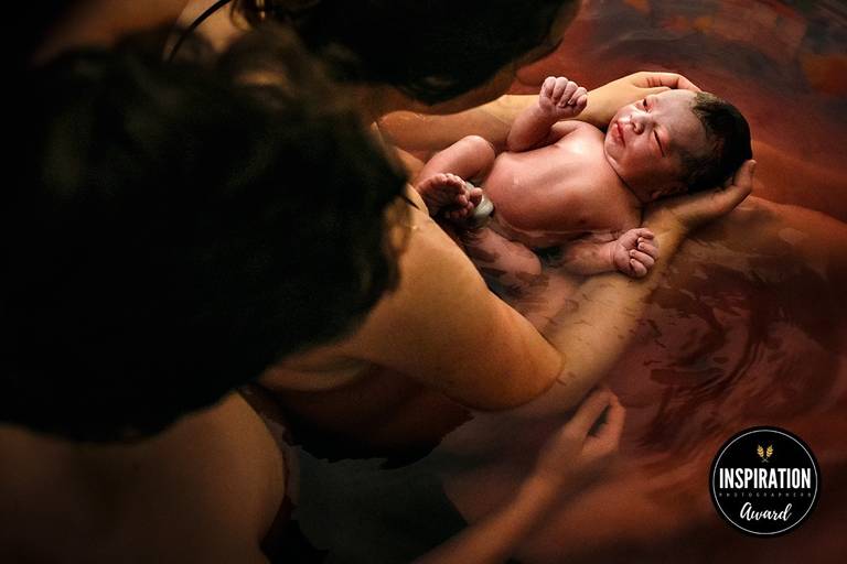Adriana Costa foi premiada pela Inspiration Family Awards pela foto de um bebê que acabou de nascer na água por um parto domiciliar