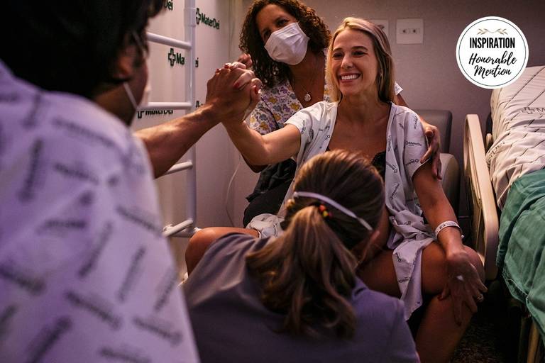 Adriana Costa foi premiada pela Inspiration Family Awards de uma gestante comemorando com sua equipe de parto o bebê que estava prestes a nascer