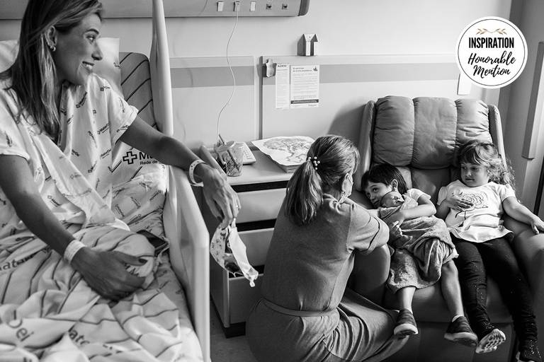 Adriana Costa foi premiada pela Inspiration Family Awards de uma mãe observando seu filho mais velho conhecer o irmão que acabou de nascer