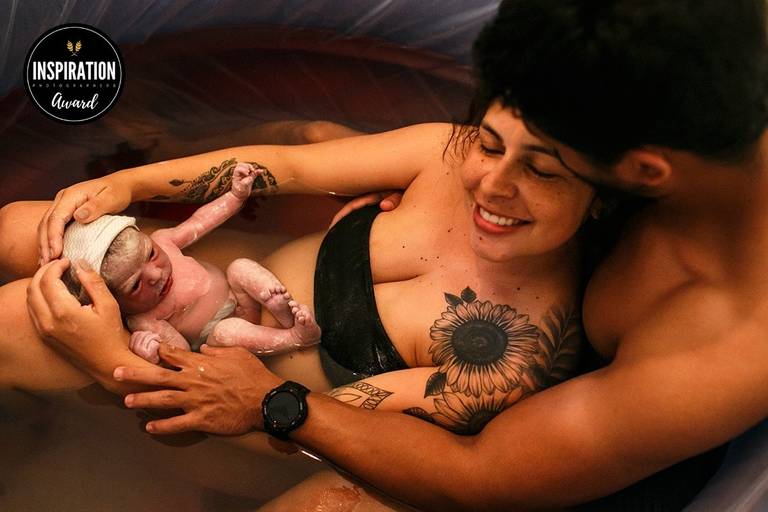 Foto de Adriana Costa de um casal vibrando com o seu bebê  que nasceu na banheira em um parto domiciliar foi premiada pela Inspiration Family Awards Collection 20