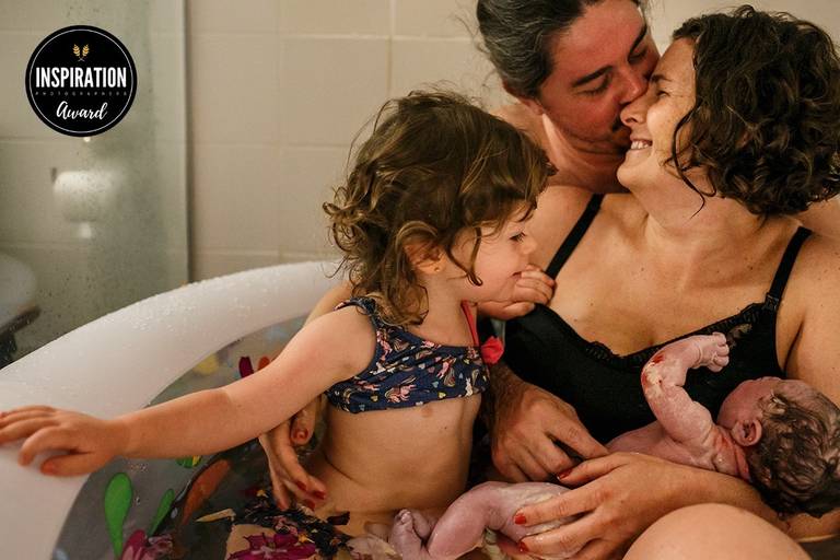 Foto de Adriana Costa de uma família comemorando o bebê que acabou de nascer por um parto domiciliar foi premiada pela Inspiration Family Awards Collection 20