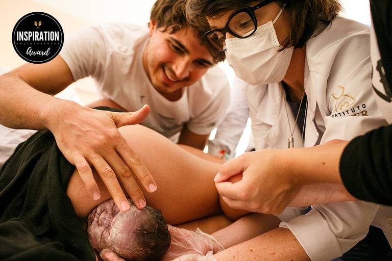 Adriana Costa foi premiada pela Inspiration Family Awards pela foto de um pai tendo o primeiro contato com sua bebê durante um parto natural