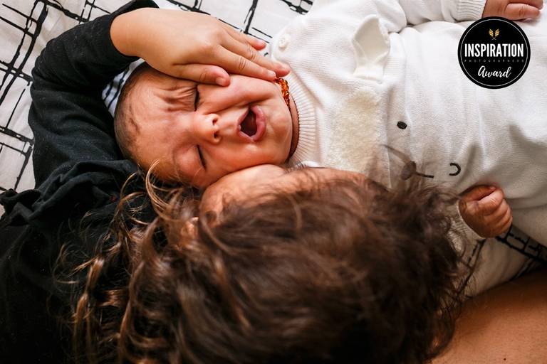 Adriana Costa foi premiada pela Inspiration Family Awards pela foto de uma irmã amassando seu irmão durante um grande beijo