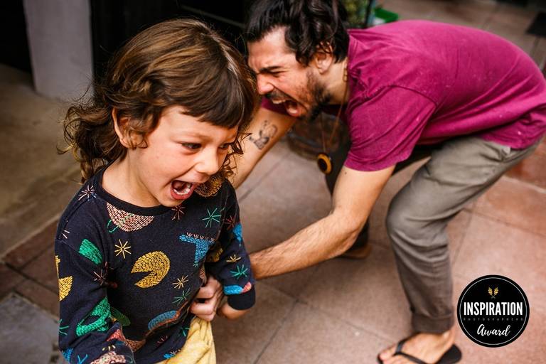 Adriana Costa foi premiada pela Inspiration Family Awards pela foto de um pai se divertindo muito com o filho