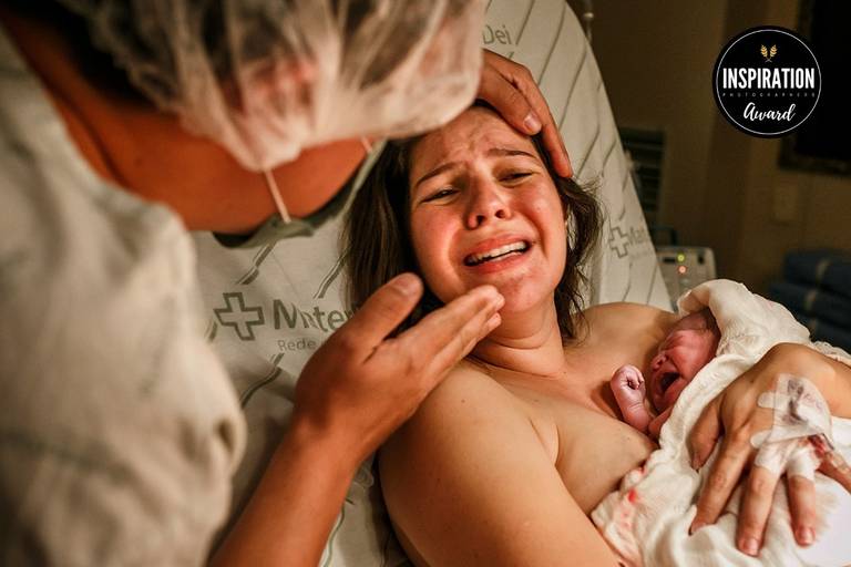 Adriana Costa foi premiada pela Inspiration Family Awards pela foto que mostra a emoção da mãe ao receber seu filho que nasceu nos braços
