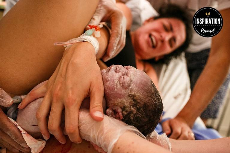 Adriana Costa foi premiada pela Inspiration Family Awards pela foto que revela toda a força do nascimento com a mãe pegando com as suas próprias mãos o seu bebê nascendo