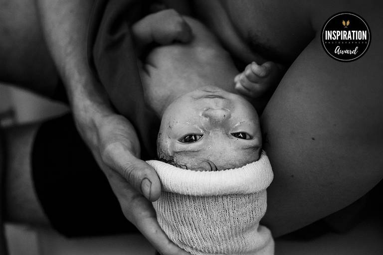 Adriana Costa foi premiada pela Inspiration Family Awards pela foto que mostra o forte olhar de um bebê logo após o nascimento