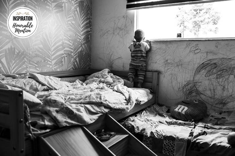 Adriana Costa recebeu menção honrosa pela Inspiration Family Awards na foto que mostra um bebê na ponta dos pés de sua cama para ver o céu pela janela