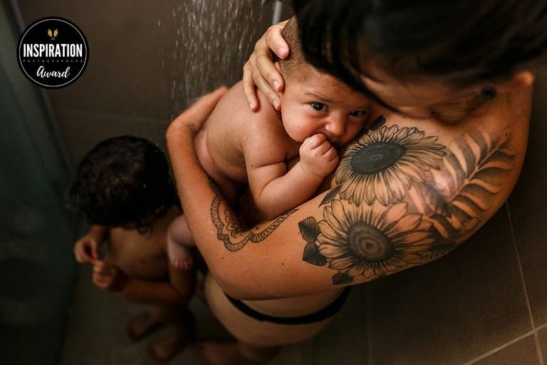 Adriana Costa foi premiada pela Inspiration Family Awards pela foto de uma mãe e seus filhos tomando banho