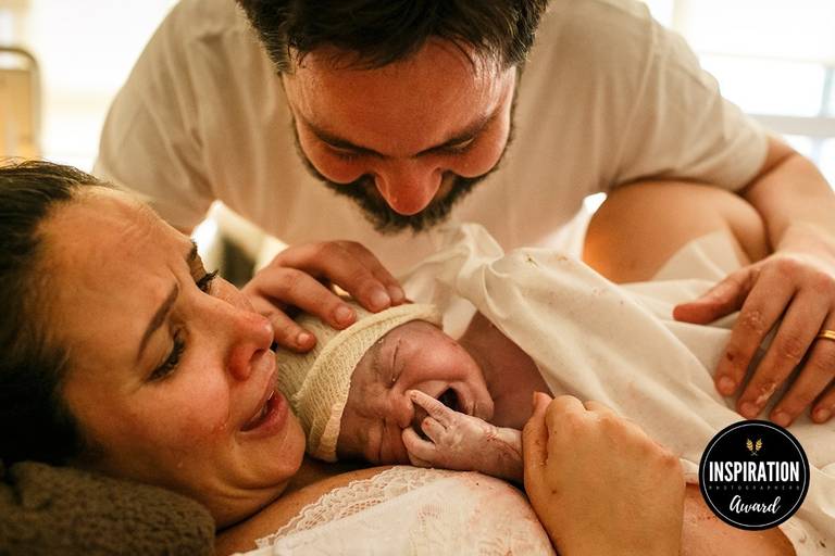 Adriana Costa foi premiada pela Inspiration Family Awards pela foto que mostra a emoção dos pais ao receber nos braços seu bebê arco-íris após o nascimento