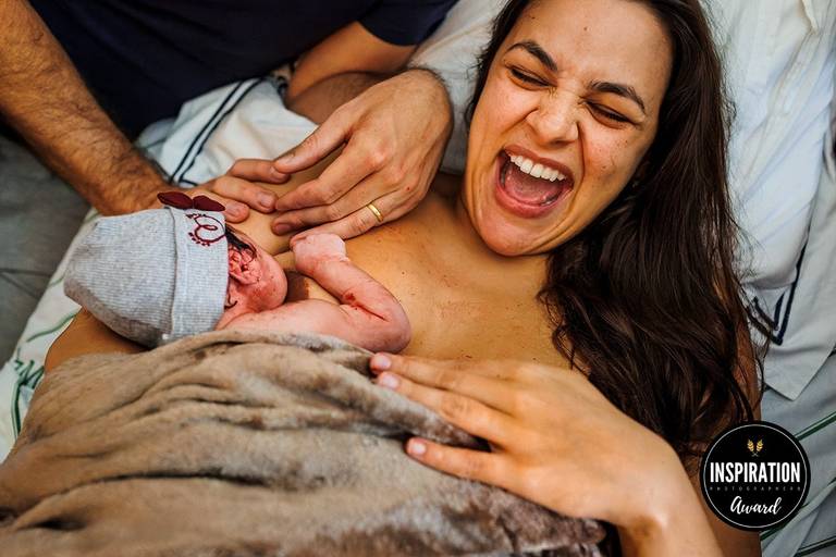 Adriana Costa foi premiada pela Inspiration Family Awards pela foto de uma mulher em estado de alegria intensa após o nascimento da filha