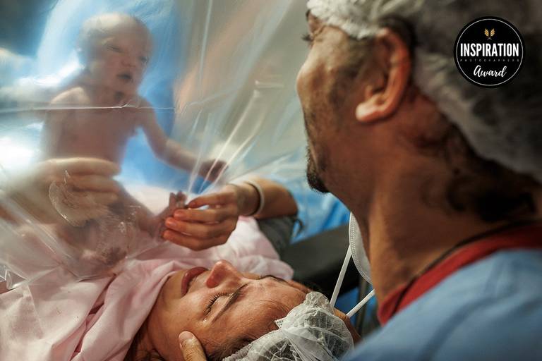 Adriana Costa foi premiada pela Inspiration Family Awards pela foto de um casal se emocionando ao ver a filha pela primeira vez 