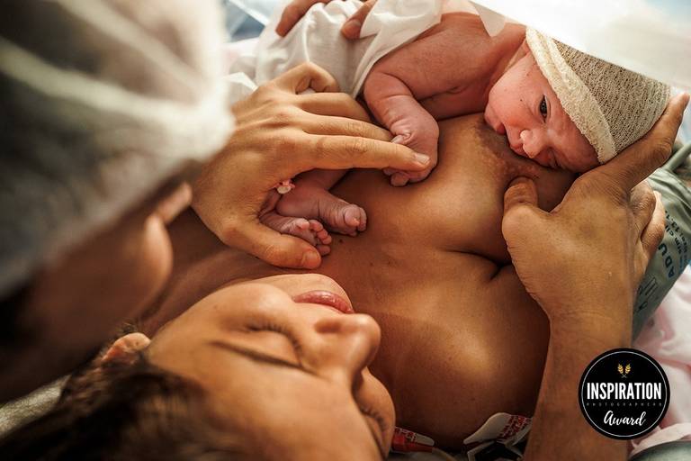 Adriana Costa foi premiada pela Inspiration Family Awards pela foto de uma família durante a hora de ouro após uma cesárea