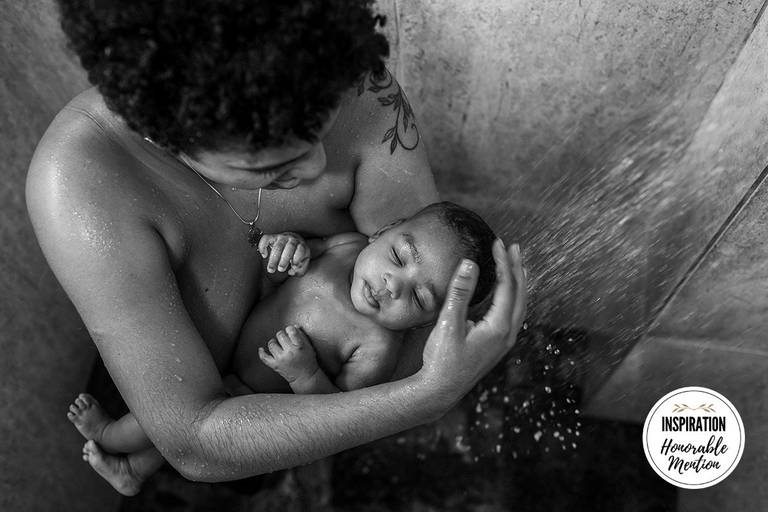 Adriana Costa foi premiada pela Inspiration Family Awards pela foto da mãe e filho em forte conexão durante o banho de chuveiro, fortalecendo seus laços e curtindo esse período do bebê que passa tão rápido