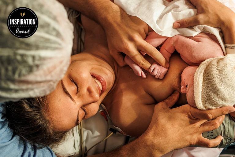 Adriana Costa foi premiada pela Inspiration Family Awards pela foto dos pais felizes com seu bebê amamentando durante a hora de ouro após o parto