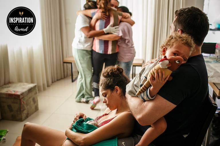 Adriana Costa foi premiada pela Inspiration Family Awards pela foto da equipe de enfermeiras obstetras comemorando o nascimento junto a família após um parto domiciliar