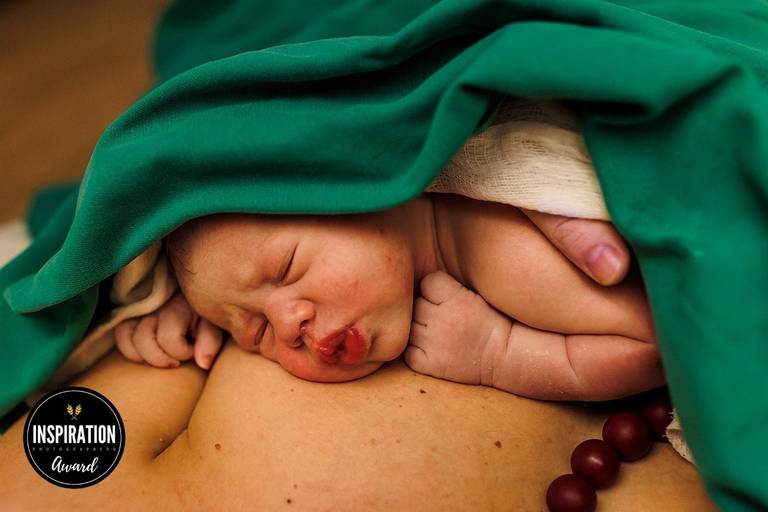 Adriana Costa foi premiada pela Inspiration Family Awards pela foto de um bebê cheio de charme parecendo mandar beijos logo após o nascimento