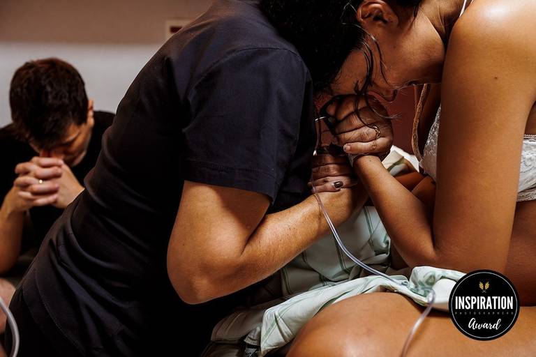 Adriana Costa foi premiada pela Inspiration Family Awards pela foto de um um marido assumindo a mesma expressão da esposa enquanto ela recebia a anestesia para o alívio da dor do parto