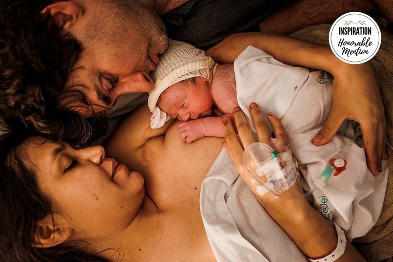 Adriana Costa recebeu menção honrosa pela Inspiration Family Awards pela foto de um casal abraçado ao seu bebê logo após o nascimento