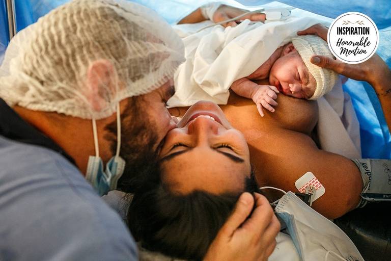 Foto de Adriana Costa de um casal se beijando emocionado após o nascimento da filha recebeu menção honrosa pela Inspiration Family Awards