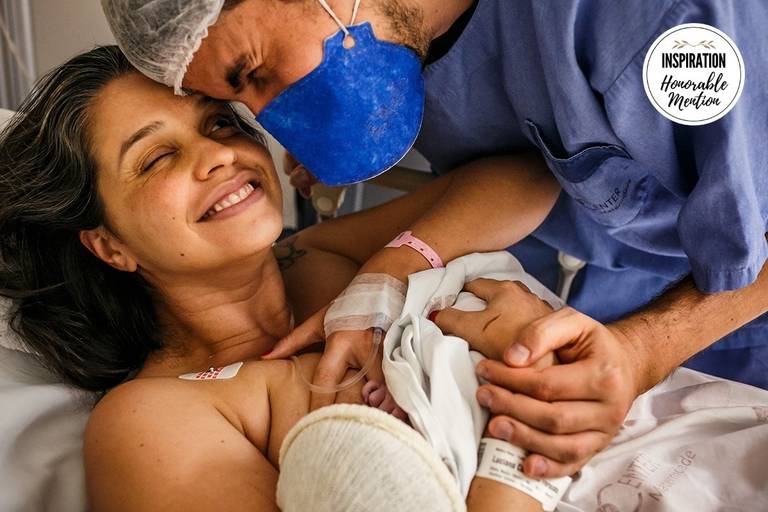 Adriana Costa foi premiada pela Inspiration Family Awards pela foto de um casal comemorando de forma divertida a filha que acabou de nascer