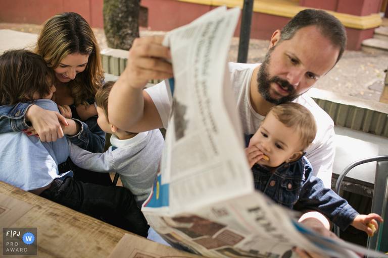 Adriana Costa recebeu prêmio  internacional pela Associação FPJA (Family Photojournalist Association) na foto dos filhos fazendo cócegas na mãe e do pai lendo jornal com o caçula no colo