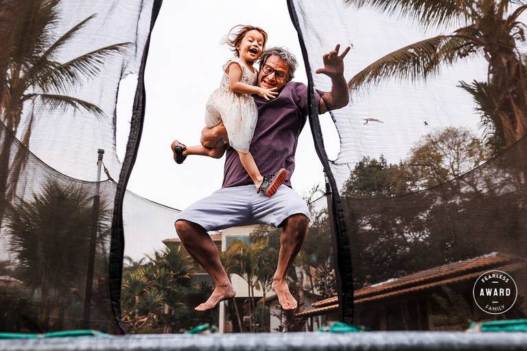 Adriana Costa foi premiada pela Fearless Family pela foto de um pai se divertindo junto com a filha em um pula pula no dia do aniversário dela