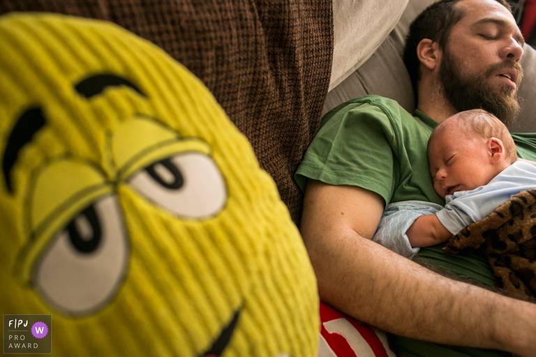 Foto de Adriana Costa premiada pela Associação FPJA do pai dormindo com seu bebê recém-nascido na barriga