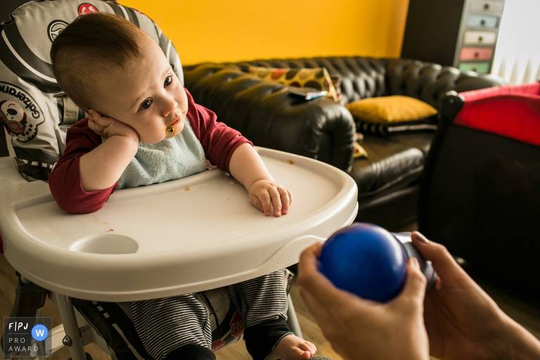 Foto de Adriana Costa premiada pela Associação FPJA do bebê não querendo mais comer e fazendo uma expressão cômica