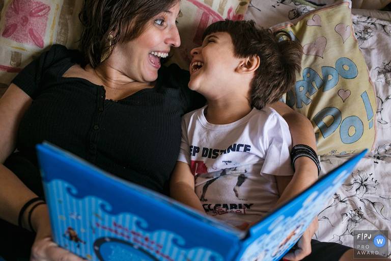 Adriana Costa recebeu prêmio  internacional pela Associação FPJA (Family Photojournalist Association) na foto da mãe e filho vibrando com a história de um livro