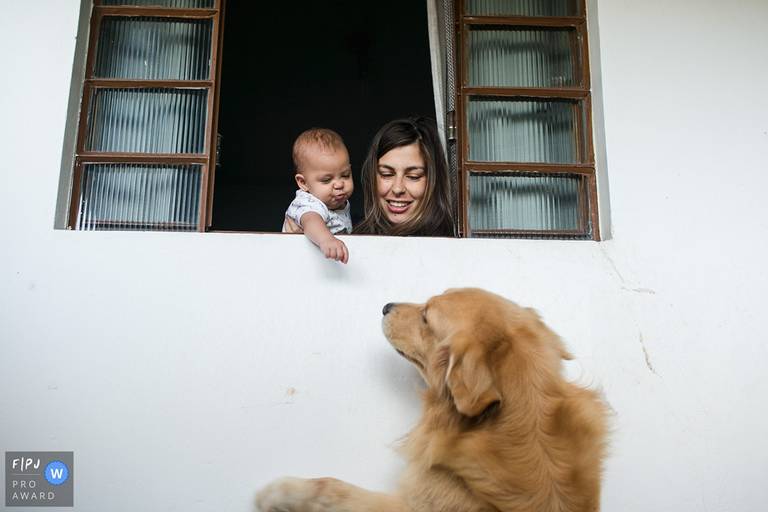 Foto de Adriana Costa premiada pela Associação FPJA da mãe e filha dando bom dia para seu cão