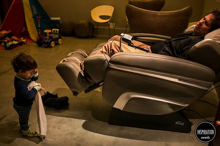 Adriana Costa foi premiada pela Inspiration Family Awards pela foto de uma criança abraçada a sua fralda, como o personagem Charlie Brown, aos pés do pai dormindo