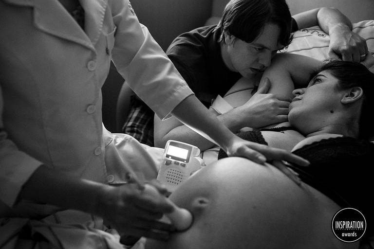 Adriana Costa foi premiada pela Inspiration Family Awards, em sua décima coleção, pela imagem de um casal conectado durante o trabalho de parto