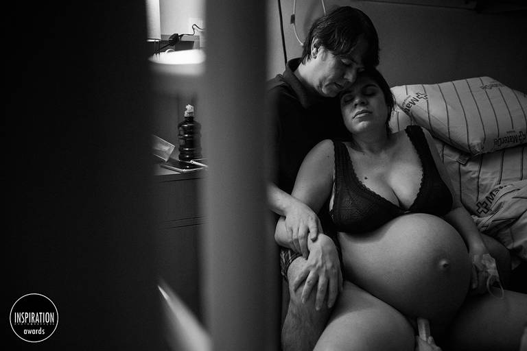 Adriana Costa foi premiada pela Inspiration Family Awards pela foto de um casal descansando abraçados durante o trabalho de parto realizado pelo Instituto Nascer