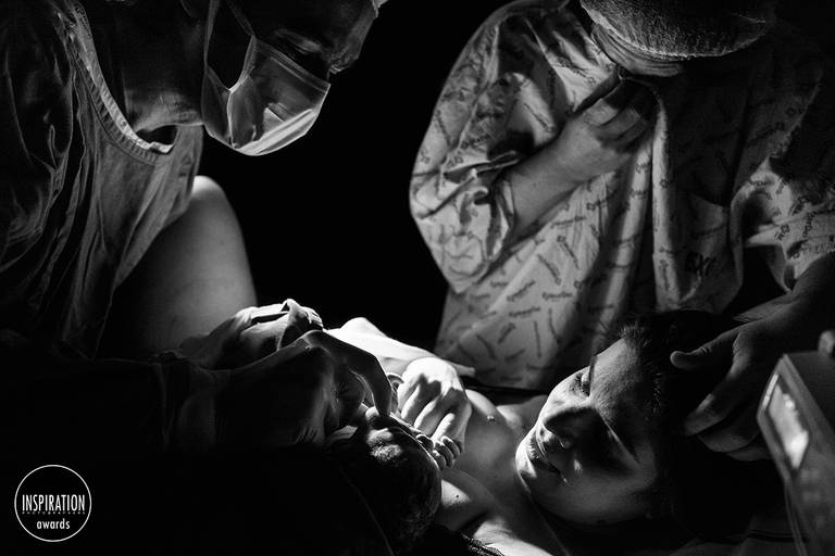 Adriana Costa foi premiada pela Inspiration Family Awards pela foto dos pais e do médico celebrando o nascimento do bebê logo após o parto