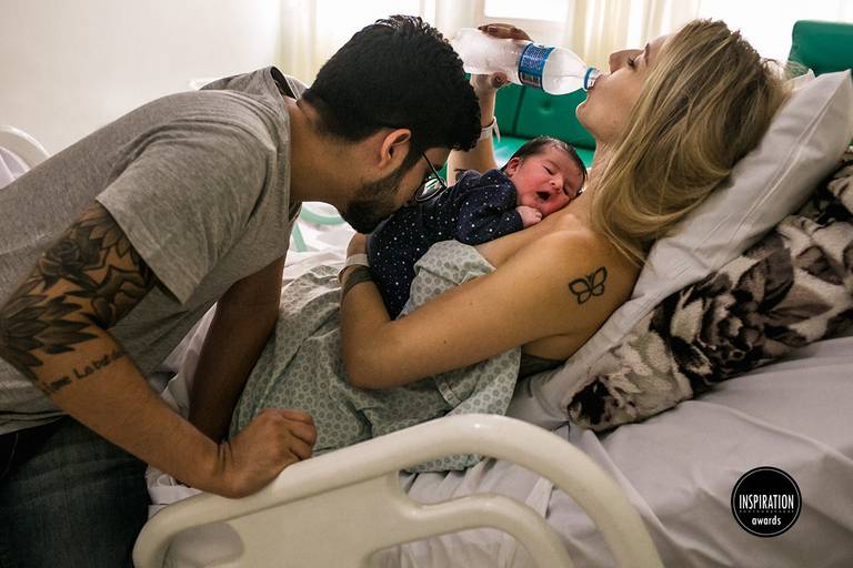 fotografia de Adriana Costa  dos pais com o seu bebê logo após o parto sendo premiada pelo Family Awards - Collection 8 da  Inspiration Photographers