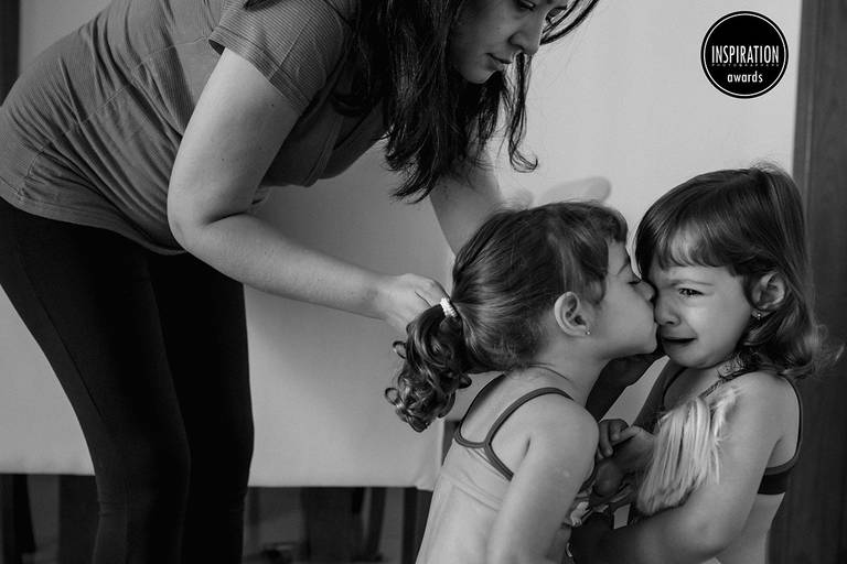 Adriana Costa foi premiada pela Inspiration Family Awards com uma foto da mãe e uma das irmãs gêmeas consolando a outra que estava chorando 