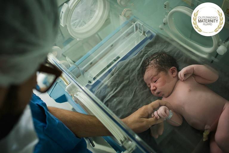 Outstanding Award Maternity premiou foto de Adriana Costa sobre um pai admirando o filho que acabou de nascer