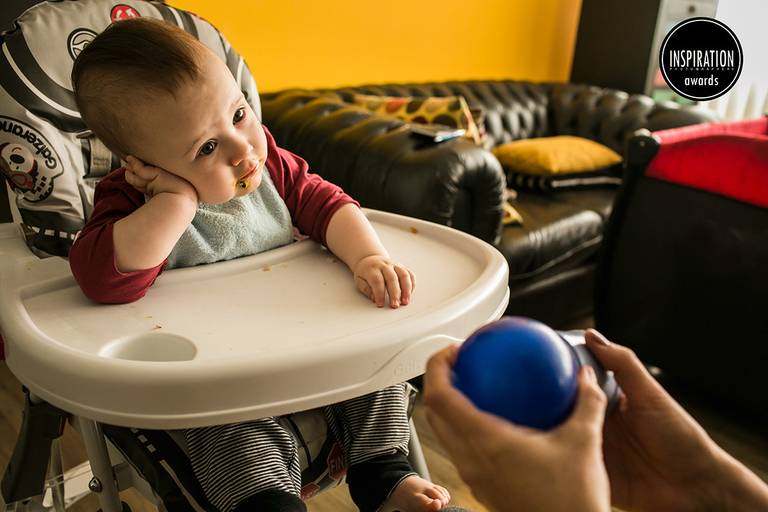 foto premiada de Adrina Costa pela Inspiration Family Awards de um bebê não querendo mais almoçar