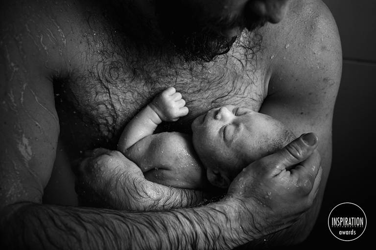 foto premiada de Adrina Costa pela Inspiration Family Awards de um pai dando banho em seu bebê de um mês