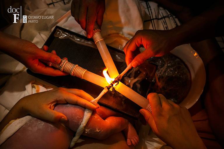 Foto da cerimônia da queima do cordão umbilical com fogo após o parto de Adriana Costa foi premiada no primeiro concurso para fotografia documental do Brasil, o DocF
