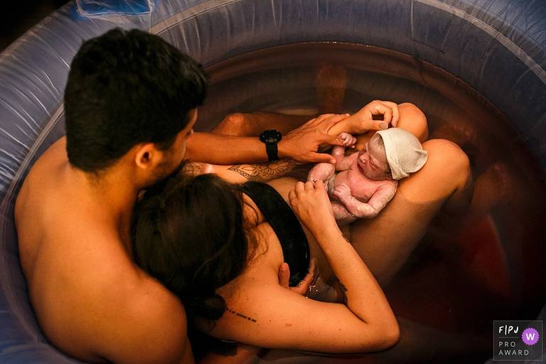 Adriana Costa foi premiada pela Associação FPJA pela foto de um casal na banheira admirando seu bebê que acabou de nascer num parto domiciliar