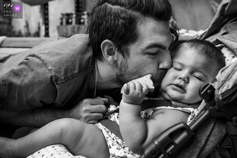 Adriana Costa foi premiada pela Associação FPJA pela foto de um pai dando um beijo carinhoso em seu bebê