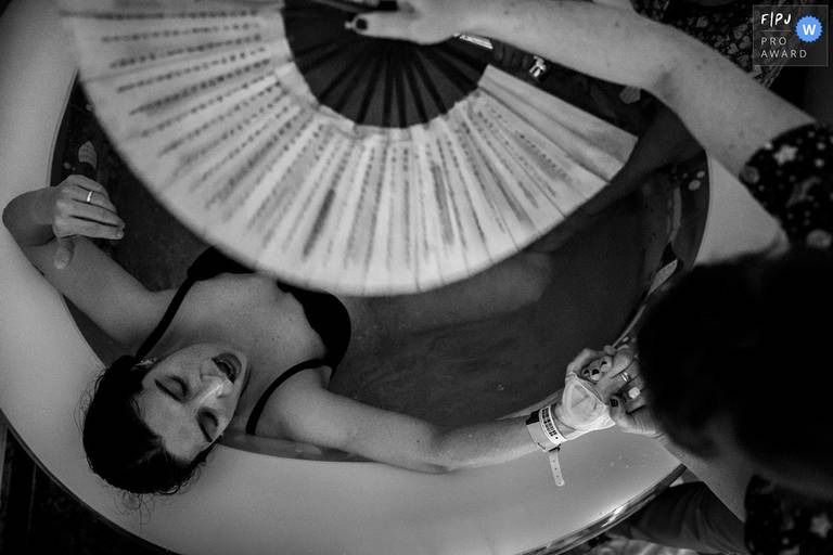 Adriana Costa foi premiada pela Associação FPJA pela foto feita de uma parturiente numa banheira sendo abanada com um leque pela sua enfermeira obstétrica