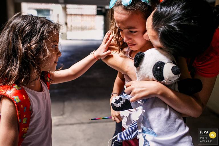 Adriana Costa foi premiada pela Associação FPJA pela foto de uma família consolando uma menina triste