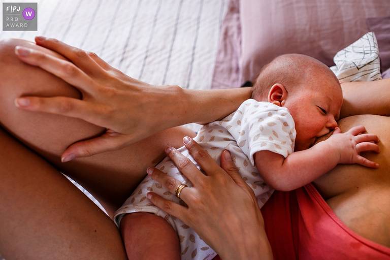 Foto de Adriana Costa de uma mãe amamentando seu filho foi premiada pela Associação FPJA 