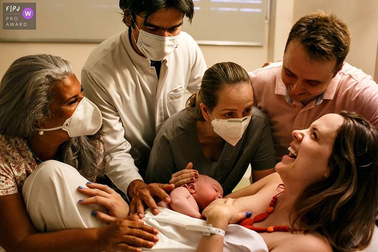 Adriana Costa foi premiada pela Associação FPJA pela foto da confraternização da equipe médica com a mulher logo após o parto