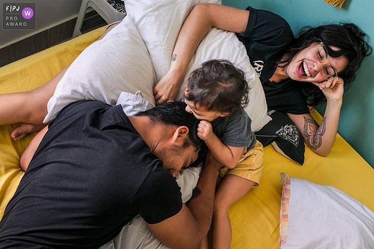 Adriana Costa foi premiada pela Associação FPJA pela foto de uma família se divertindo em casa